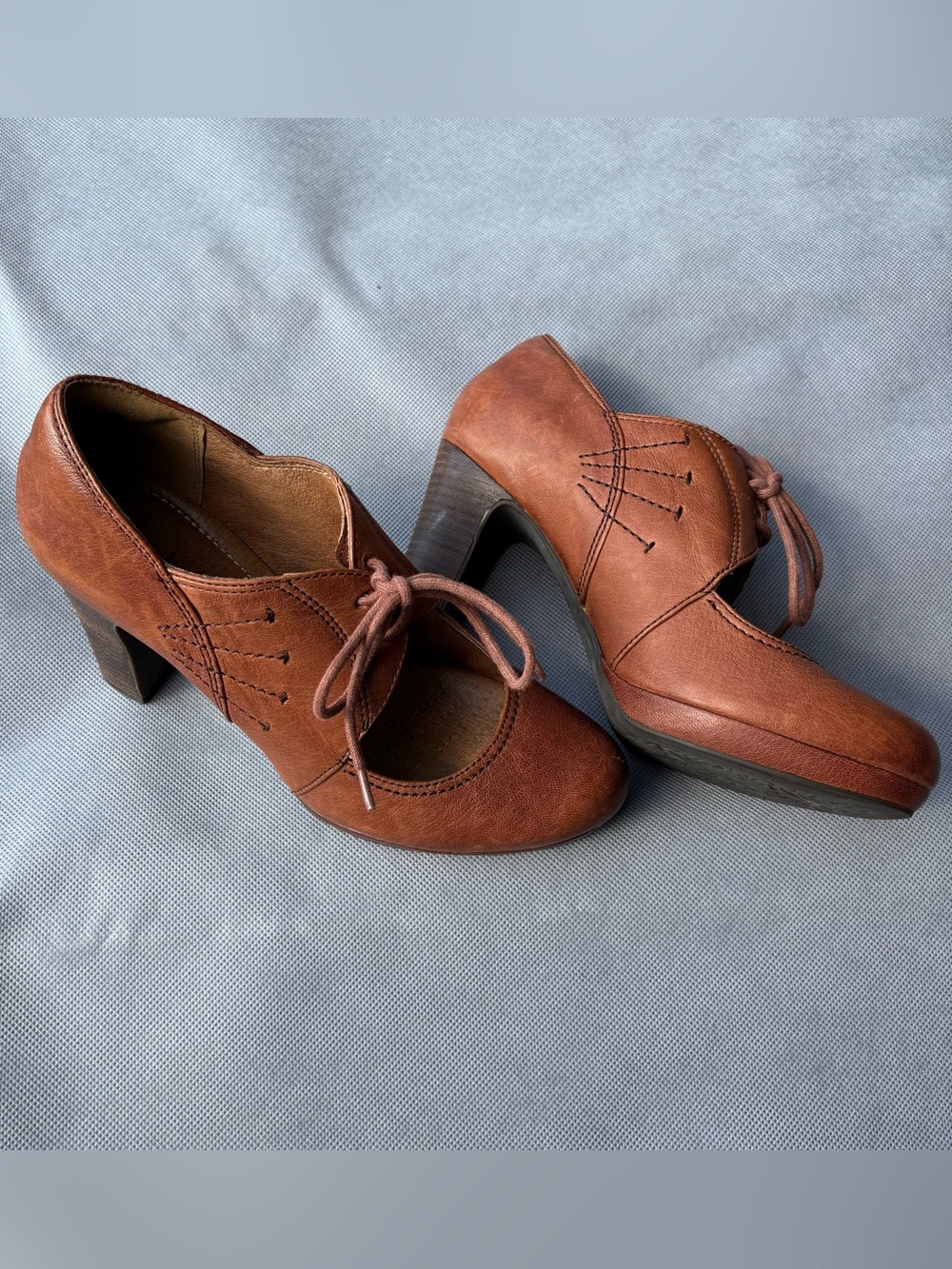 Clarks Artisan Flyrt Dally Pump Heels in Color Cognac Size 9